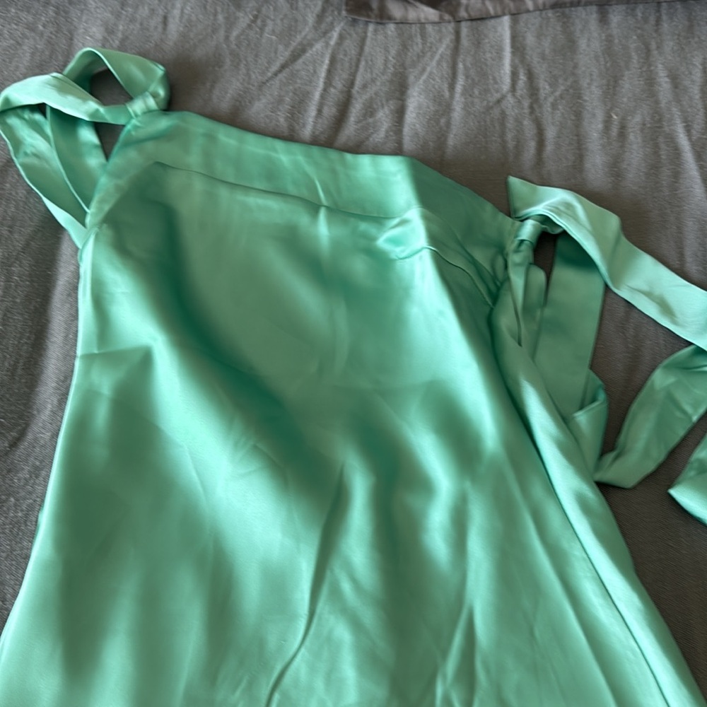 Hello Molly Big Cities One Shoulder Satin Mini Dress Green - Picture 2 of 6